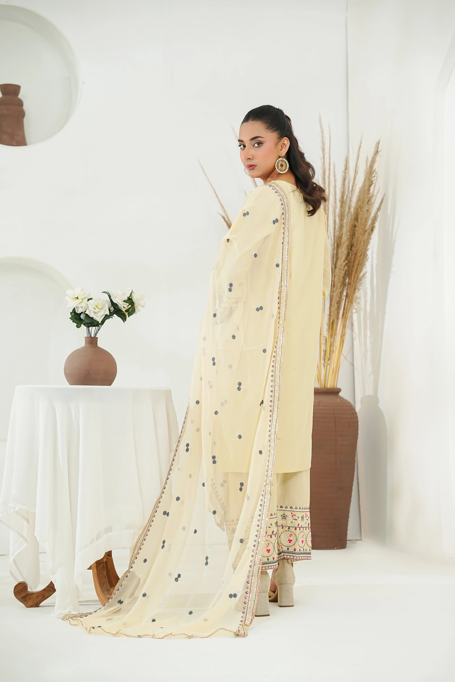 Amna Khuram – SKIN Embroidered 3PC Cotton Lawn Stitched Outfit