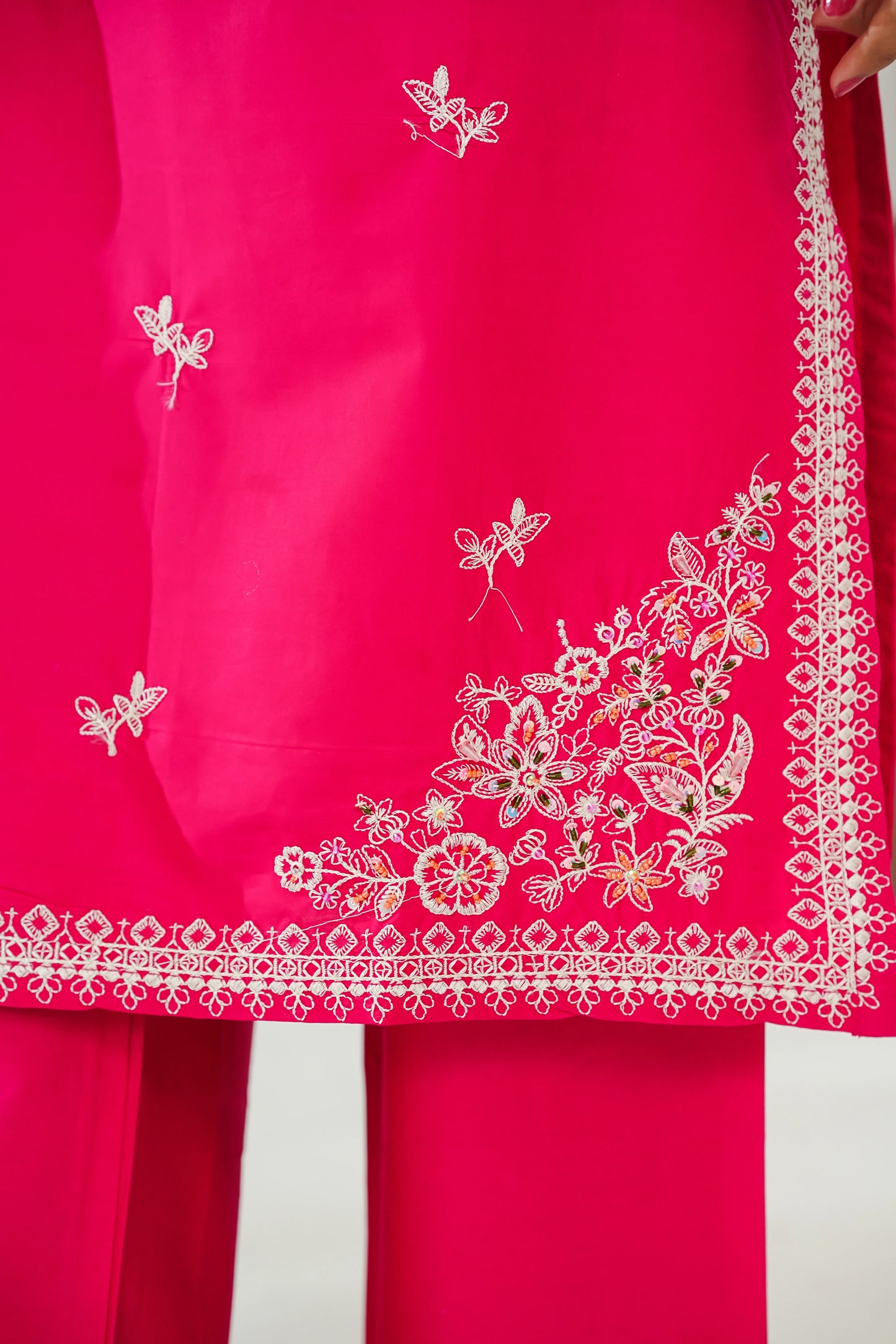 Amna Khuram – D.PINK Cut Dana Emb Neck 3PC Cotton Lawn Stitched Suit