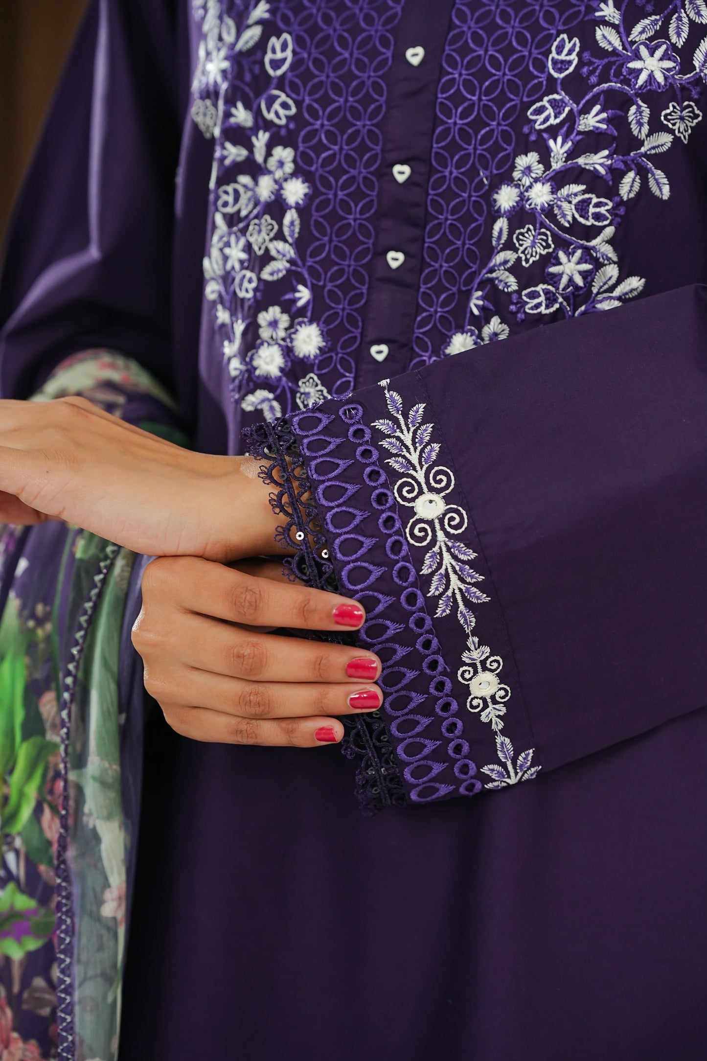 Amna Khuram – Purple JAL Embroidery Neck Cotton Lawn 3PC Stitched