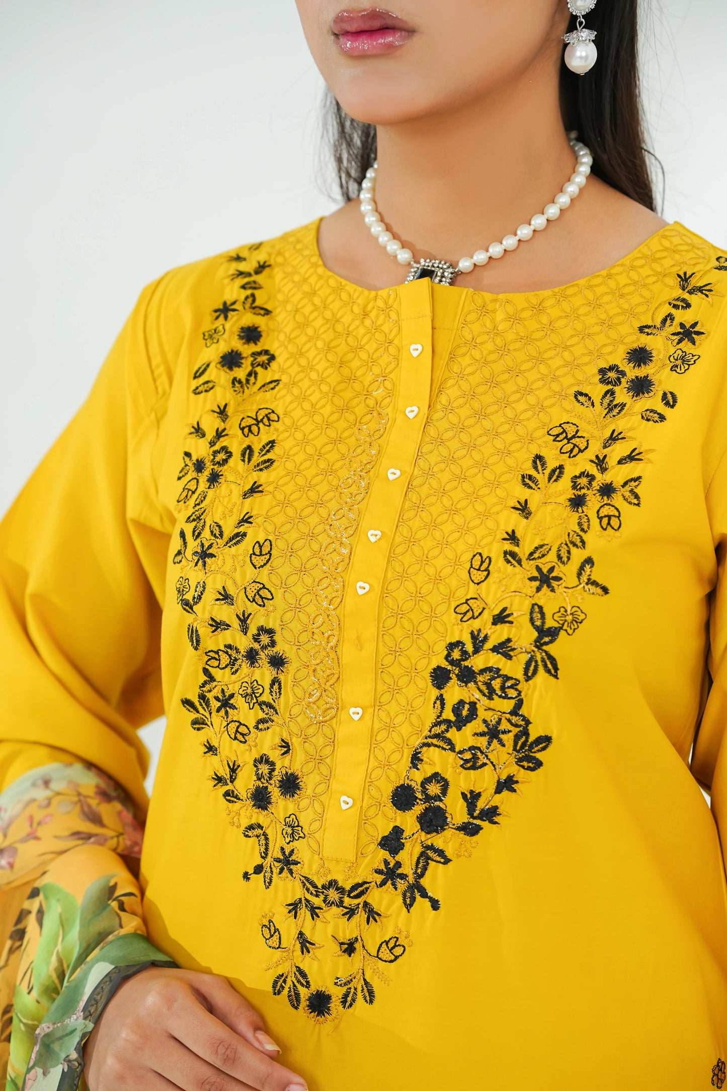 Amna Khuram – Yellow JAL Embroidery Neck Cotton Lawn 3PC Stitched