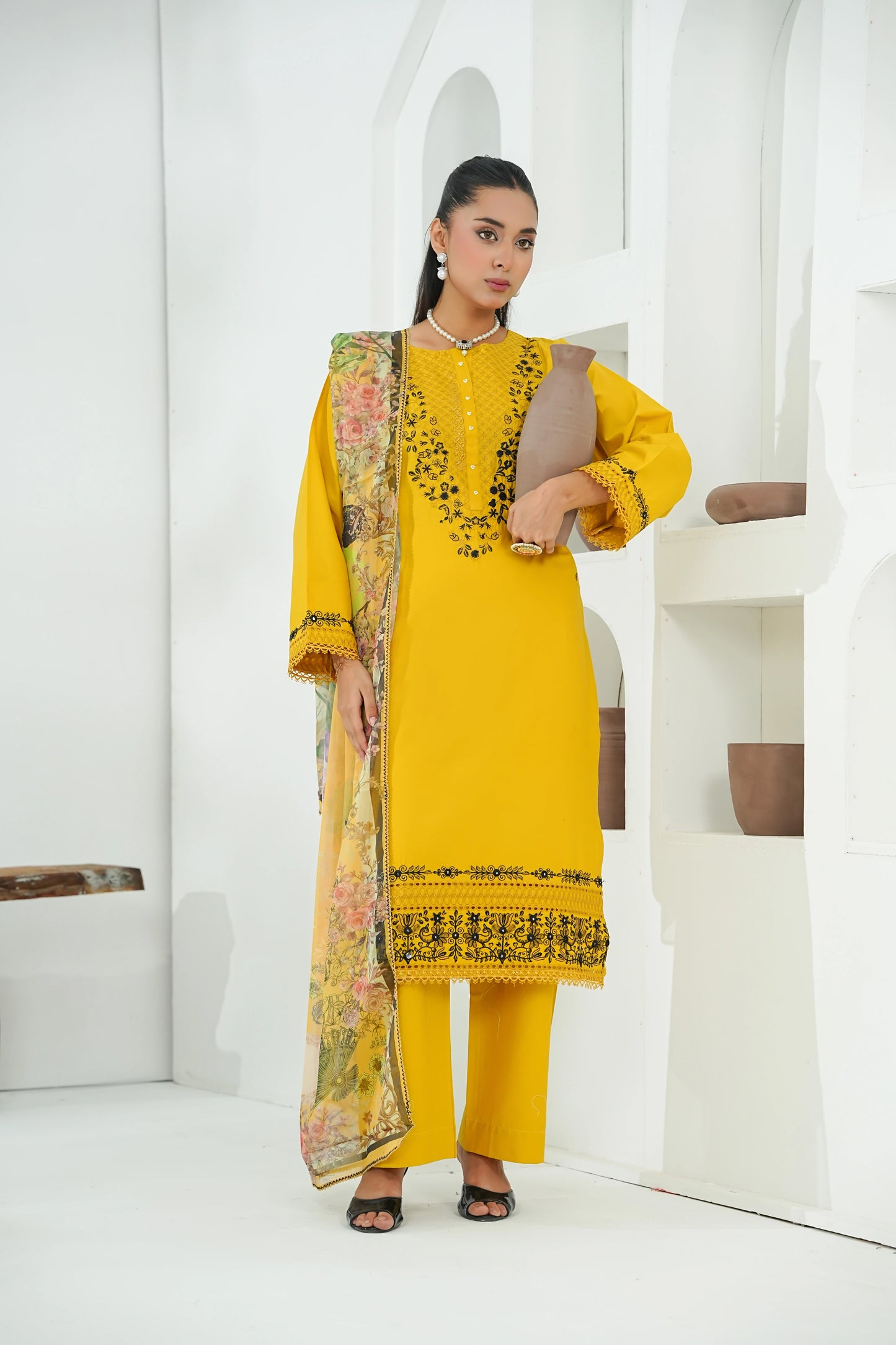Amna Khuram – Yellow JAL Embroidery Neck Cotton Lawn 3PC Stitched