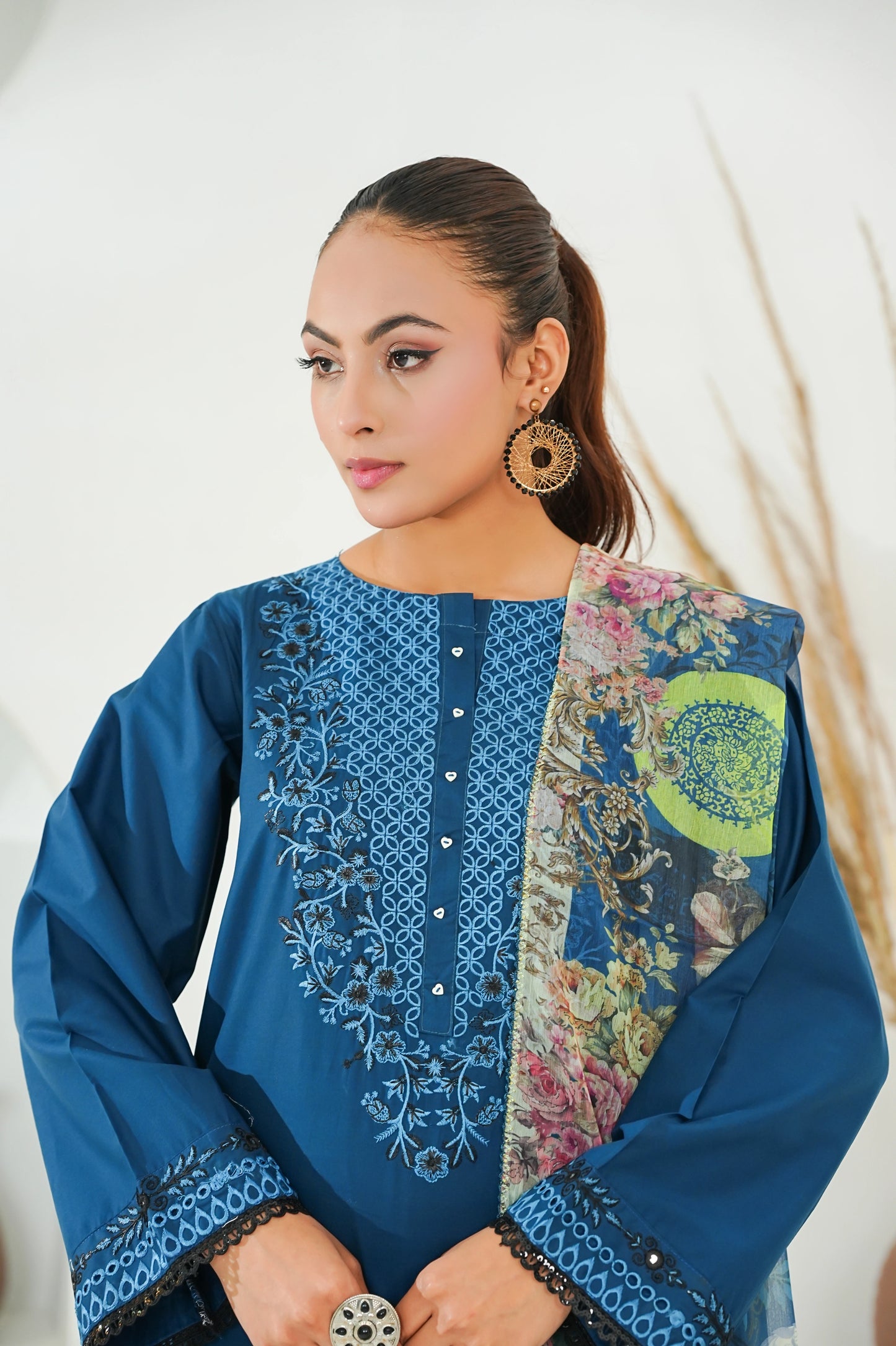Amna Khuram – Teal JAL Embroidery Neck Cotton Lawn 3PC Stitched