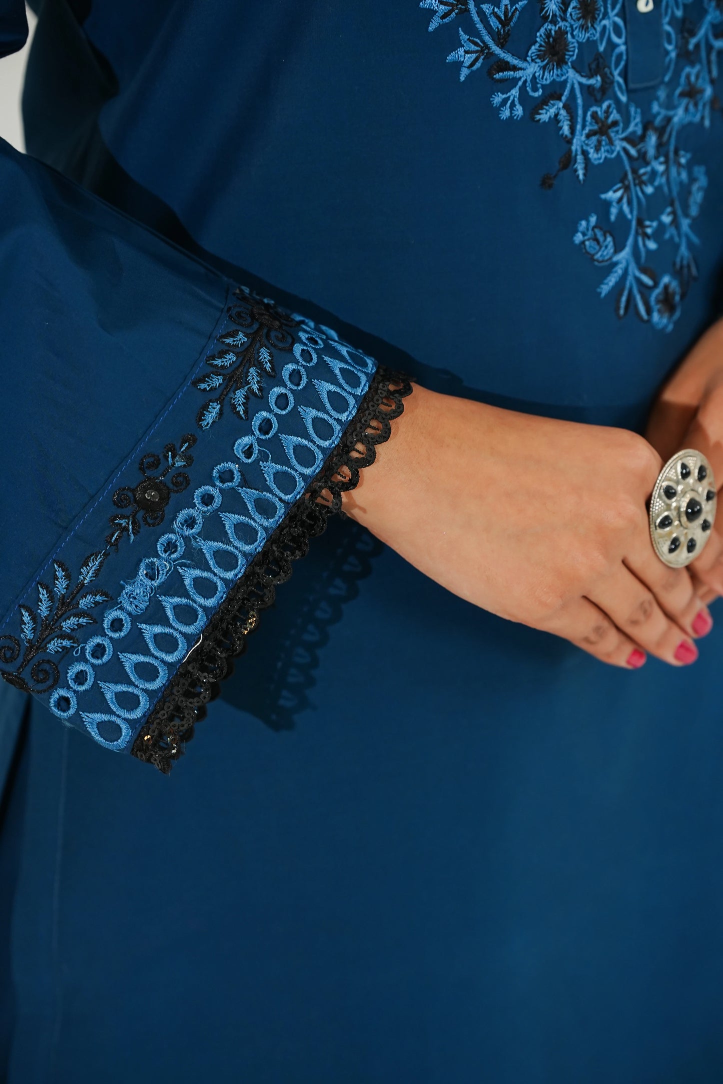 Amna Khuram – Teal JAL Embroidery Neck Cotton Lawn 3PC Stitched