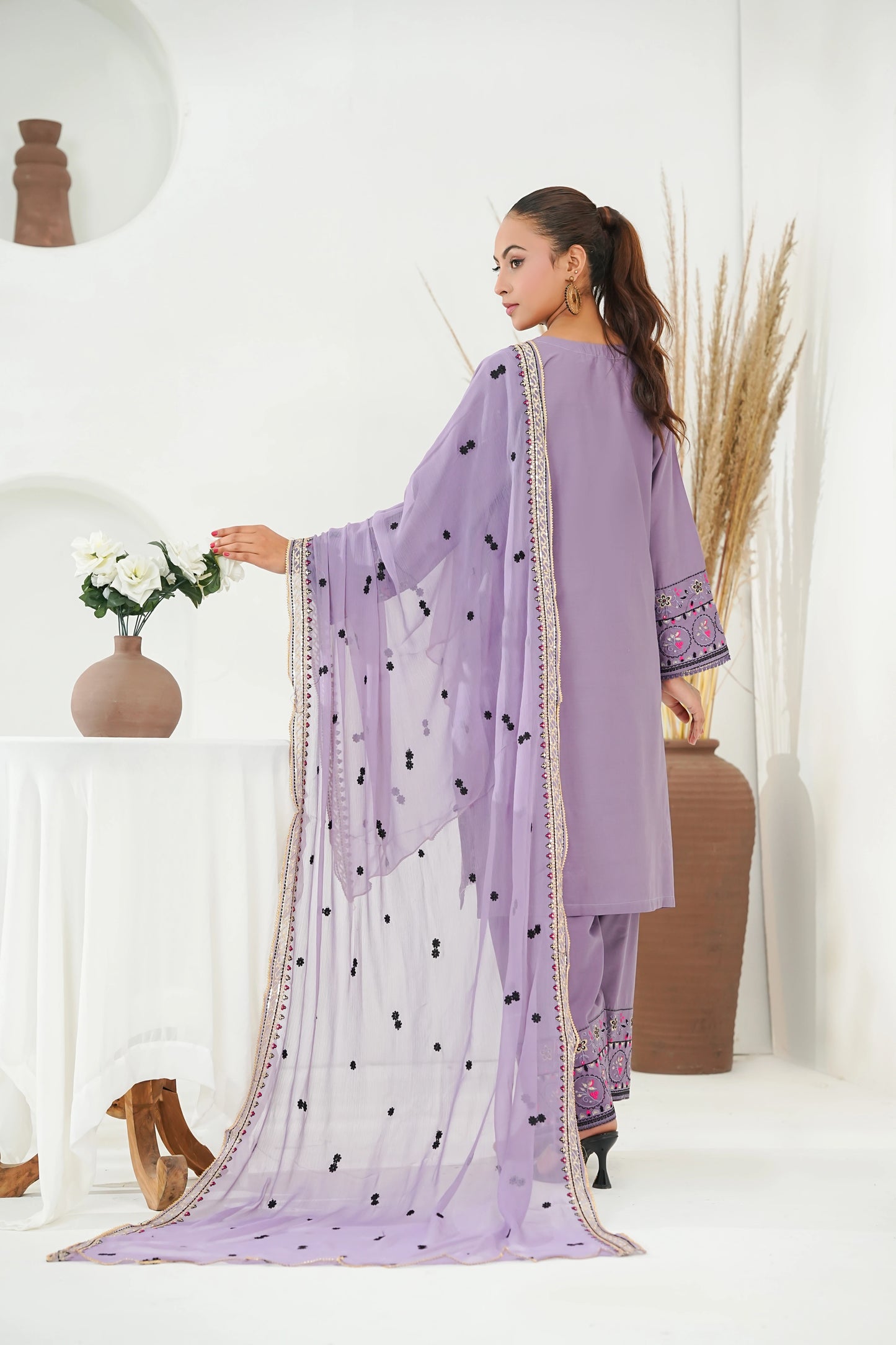 Amna Khuram – LILAC Embroidered 3PC Cotton Lawn Stitched Outfit