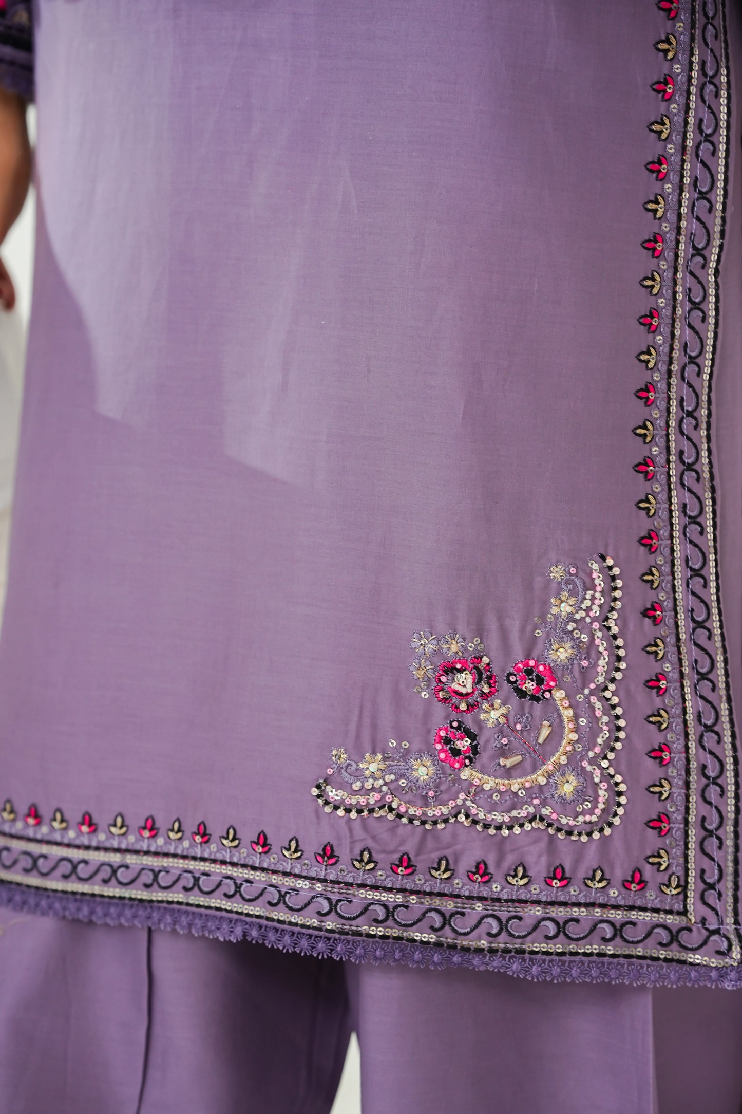 Amna Khuram – LILAC Embroidered 3PC Cotton Lawn Stitched Outfit