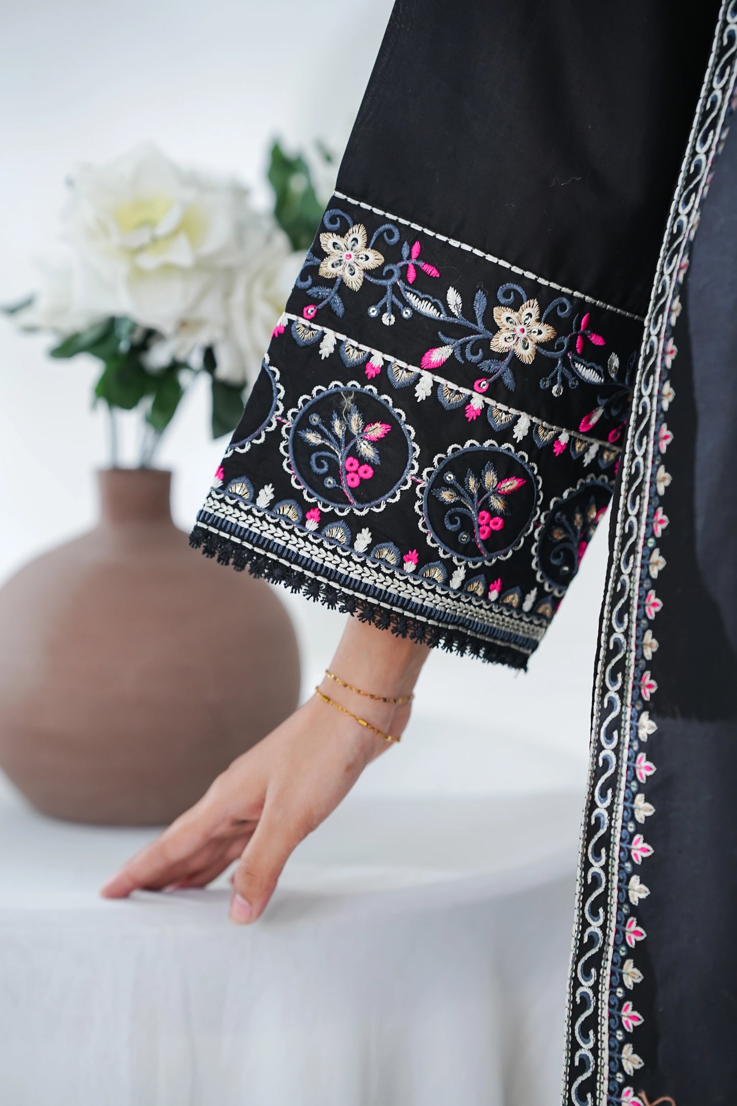 Amna Khuram – BLACK Embroidered 3PC Cotton Lawn Stitched Outfit