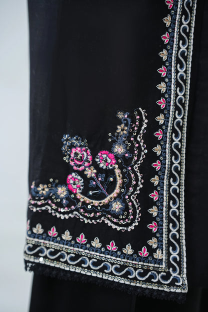 Amna Khuram – BLACK Embroidered 3PC Cotton Lawn Stitched Outfit