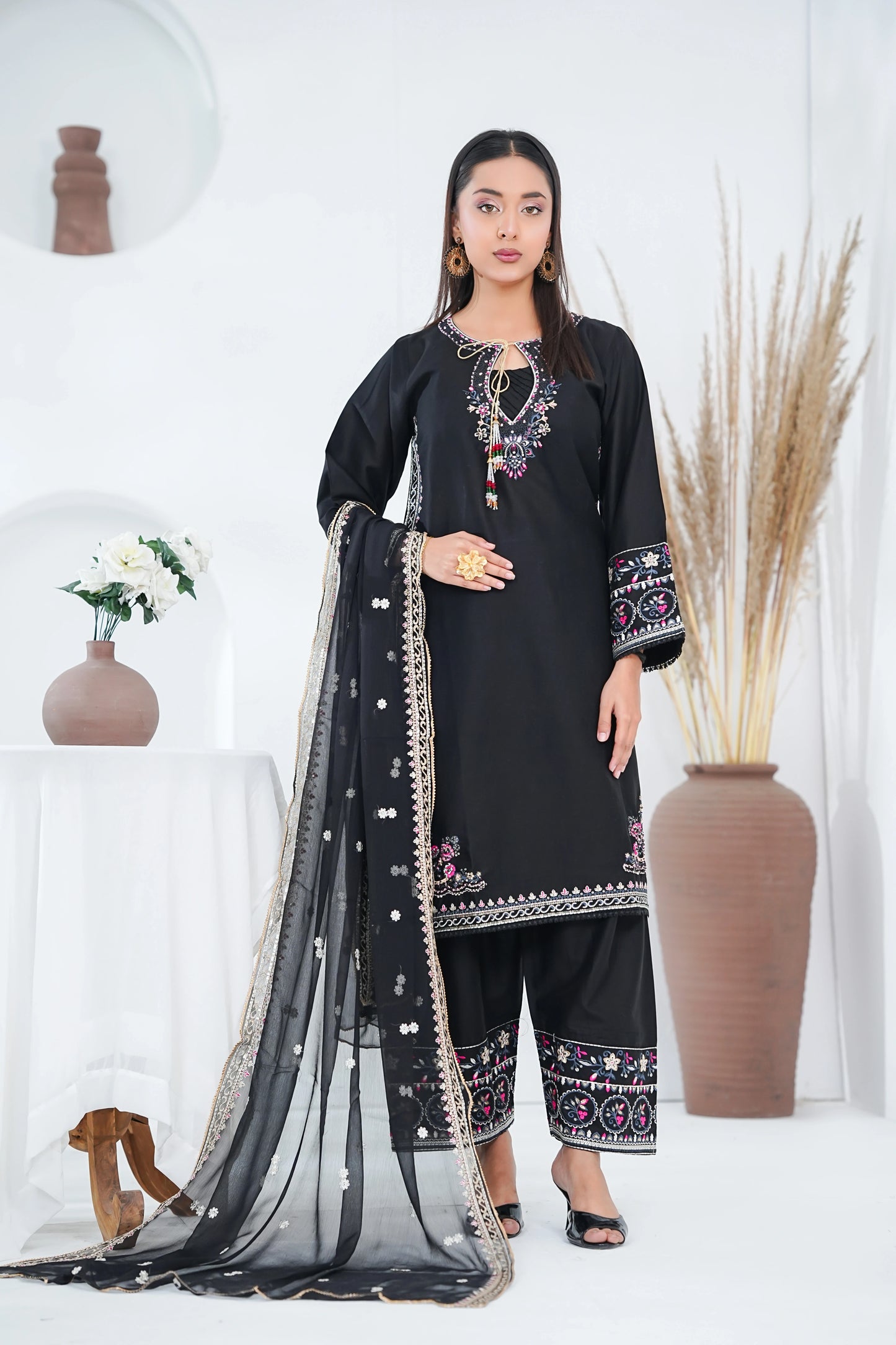 Amna Khuram – BLACK Embroidered 3PC Cotton Lawn Stitched Outfit