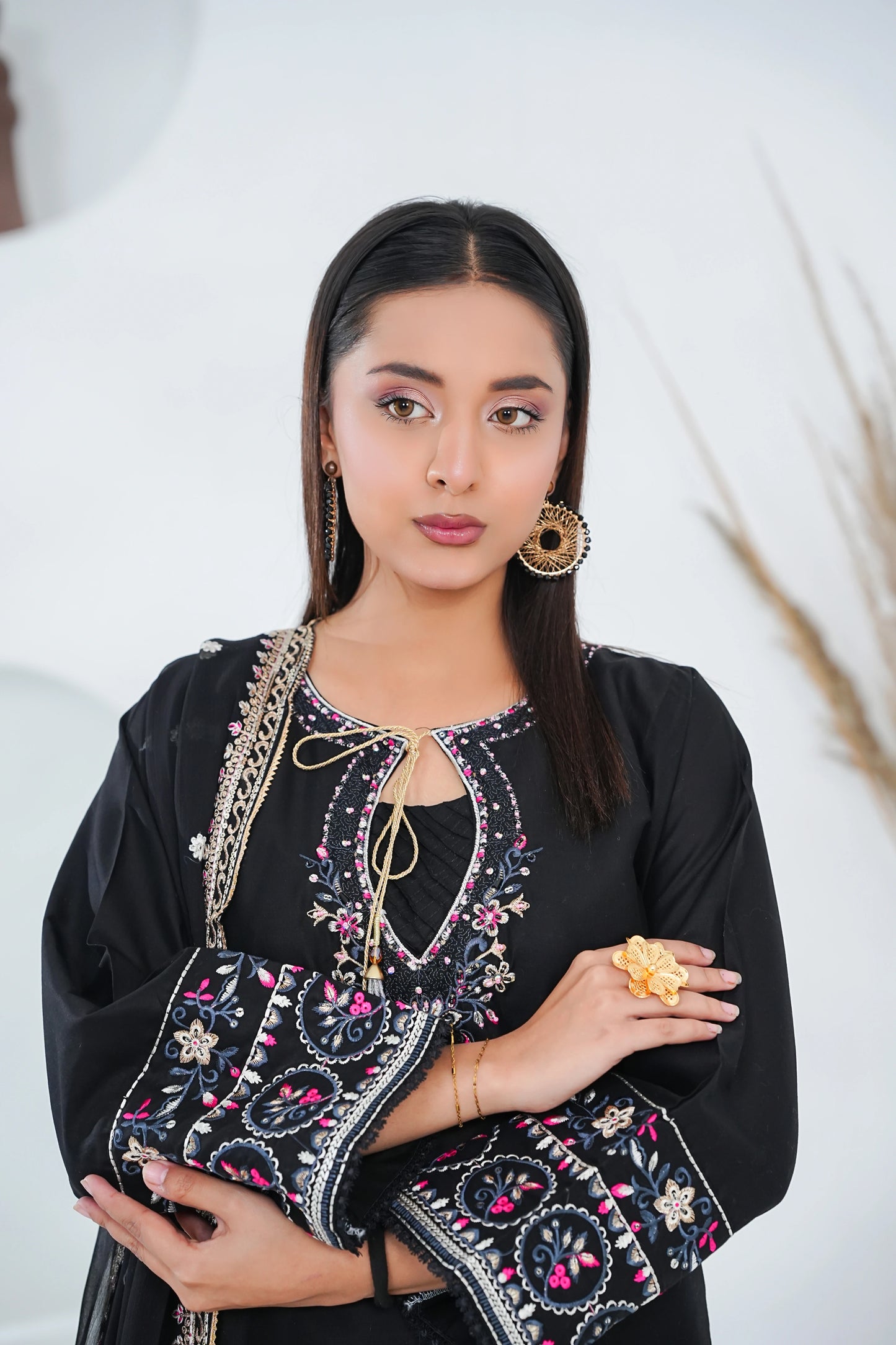 Amna Khuram – BLACK Embroidered 3PC Cotton Lawn Stitched Outfit