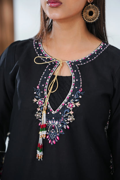 Amna Khuram – BLACK Embroidered 3PC Cotton Lawn Stitched Outfit