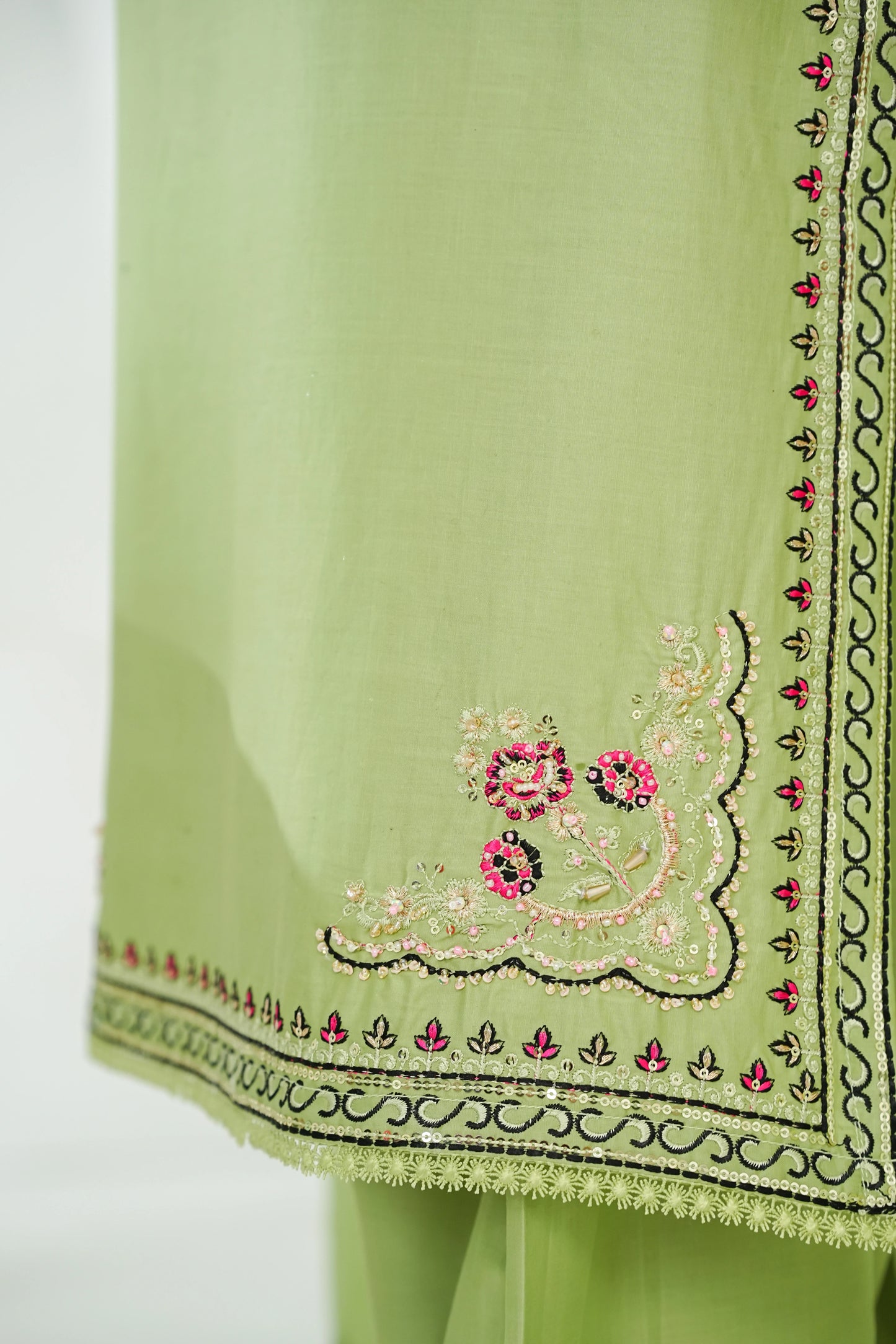 Amna Khuram – PISTA Embroidered 3PC Cotton Lawn Stitched Outfit