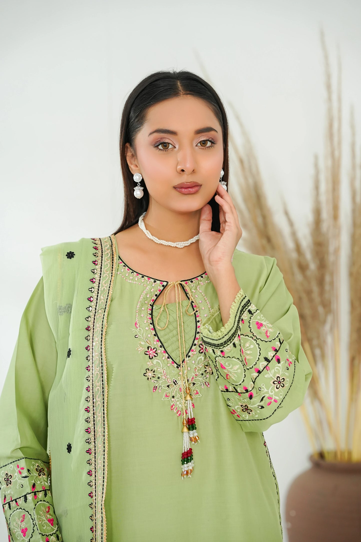 Amna Khuram – PISTA Embroidered 3PC Cotton Lawn Stitched Outfit