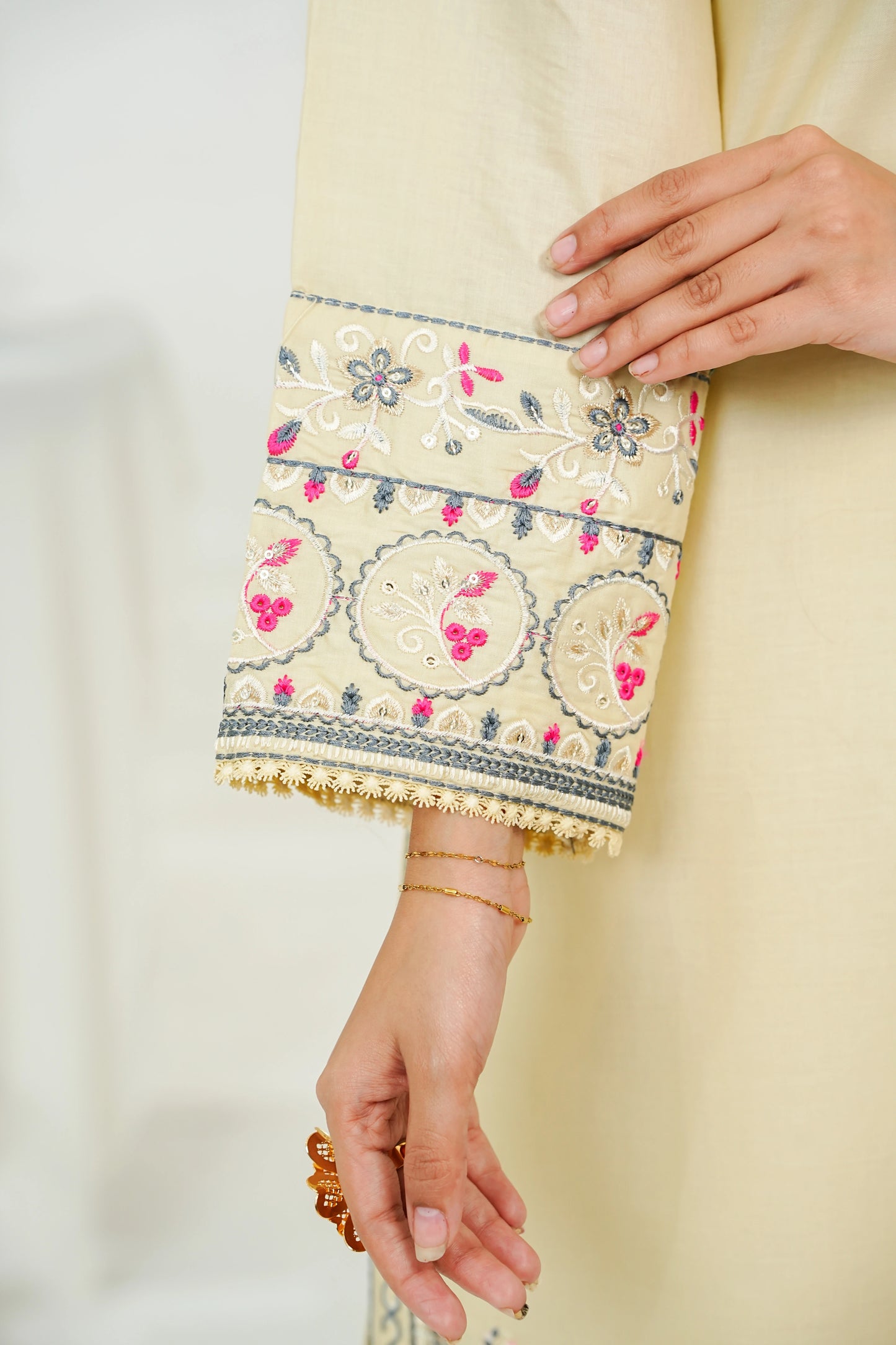 Amna Khuram – SKIN Embroidered 3PC Cotton Lawn Stitched Outfit