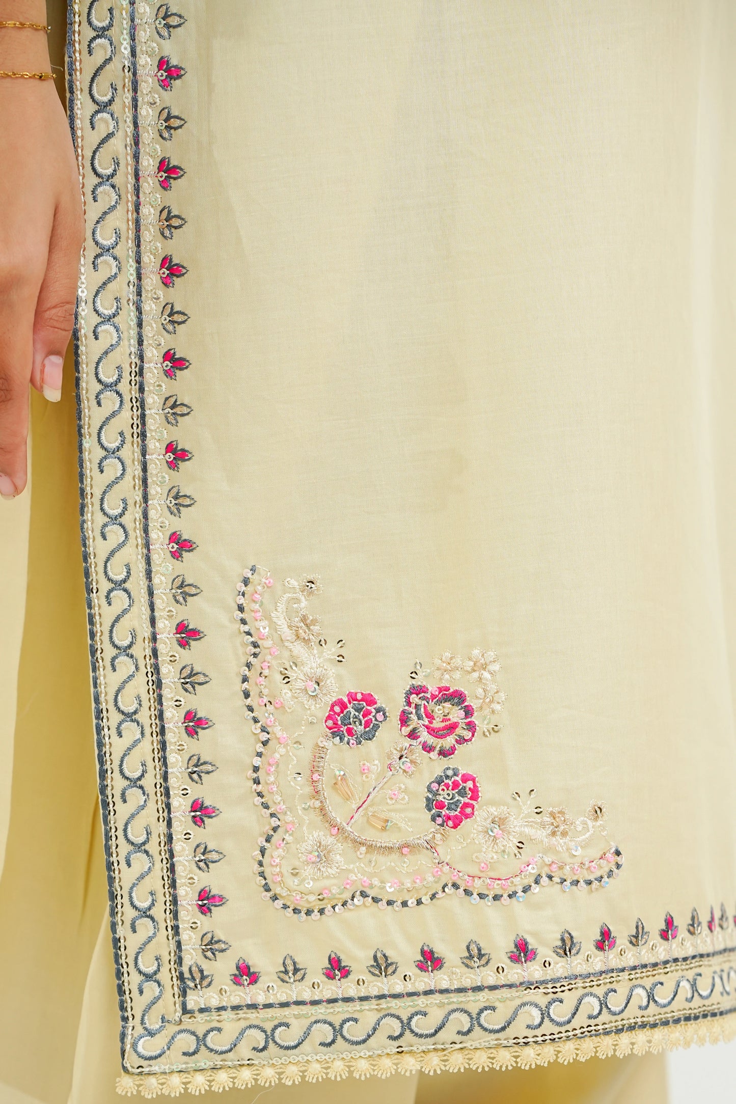 Amna Khuram – SKIN Embroidered 3PC Cotton Lawn Stitched Outfit