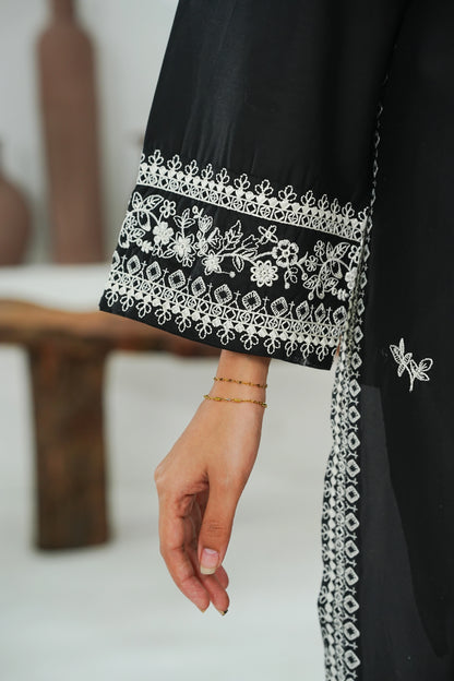 Amna Khuram – BLACK Cut Dana Emb Neck 3PC Cotton Lawn Stitched Suit