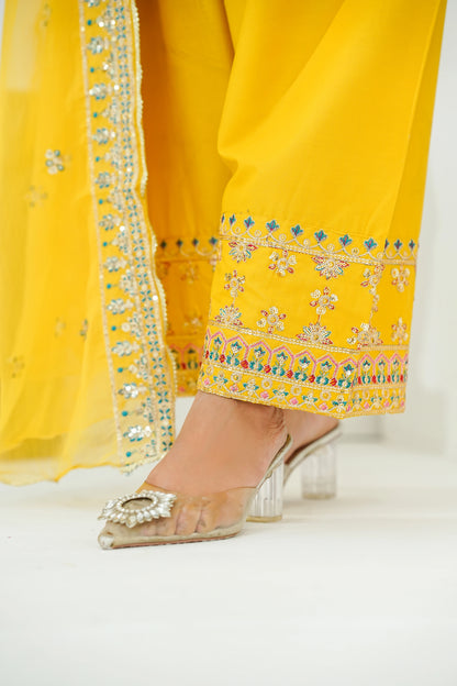 Amna Khuram – Yellow Charizma Style 3PC Cotton Lawn Stitched Suit