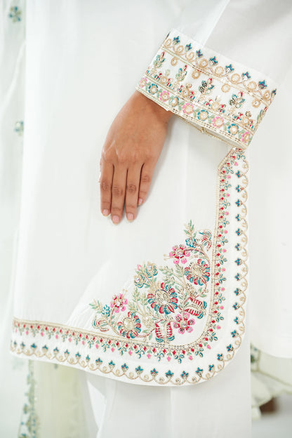 Amna Khuram – White Charizma Style 3PC Cotton Lawn Stitched Suit