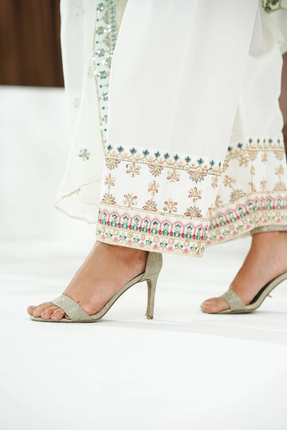 Amna Khuram – White Charizma Style 3PC Cotton Lawn Stitched Suit