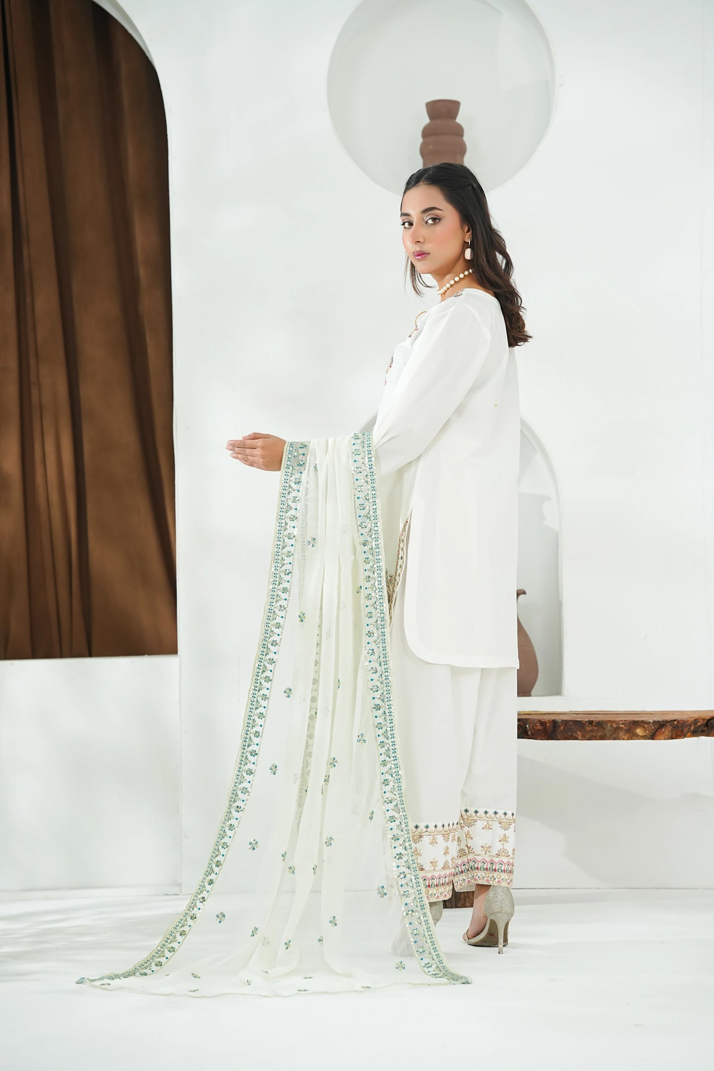 Amna Khuram – White Charizma Style 3PC Cotton Lawn Stitched Suit