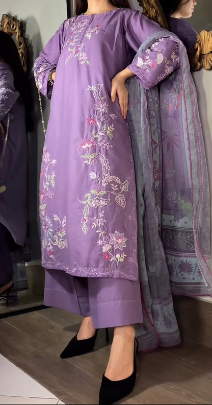 Amna Khurram – 3 Piece Lawn Embroidered Suit with Chiffon Dupatta