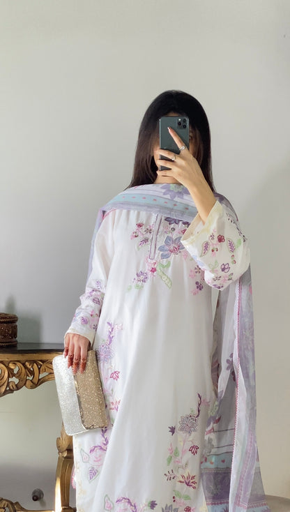 Amna Khurram – 3 Piece Lawn Embroidered Suit with Chiffon Dupatta