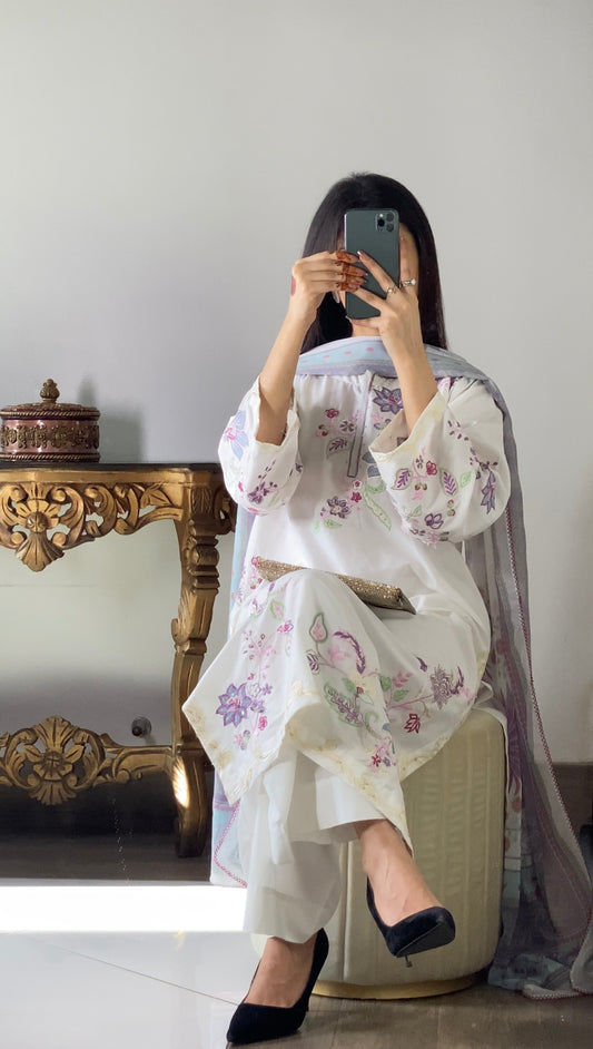 Amna Khurram – 3 Piece Lawn Embroidered Suit with Chiffon Dupatta